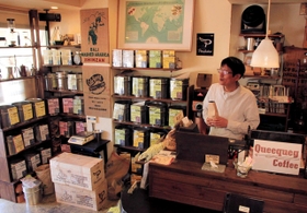 世界のさまざまなコーヒー豆が並ぶ店内＝神戸市中央区楠町３
