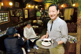 重厚にしてハイカラな店を守り続ける２代目店主の堺井太郎さん＝神戸市兵庫区湊町４