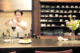 一枚板のカウンターの向こうで準備する松岡啓輔さん＝神戸市須磨区月見山本町２