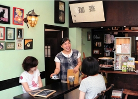 父から店を引き継いだ久保田千佳さん（中央）。女性客に親しまれている＝宝塚市高司１