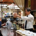 カウンターの席では、目の前でコーヒーをいれるのを楽しめる＝神戸市中央区元町通１