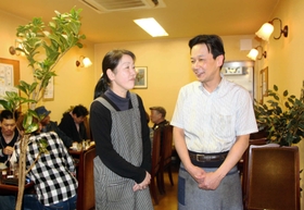 震災を乗り越えて店を切り盛りする３代目マスター早崎茂伸さん（右）と妻の万記子さん＝神戸市兵庫区新開地２