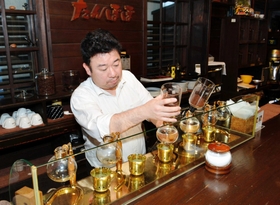 コーヒーの魅力を広める穴田真規さん＝神戸市西区神出町広谷