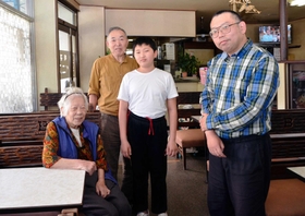 昭和の雰囲気を残す店内。中村勝さん（左から２人目）、泰史さん（右端）親子ら＝神戸市兵庫区東出町３