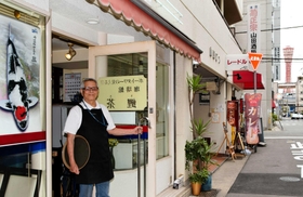 キャッチコピーのとおり、神戸ポートタワーが見える店＝神戸市中央区元町通４