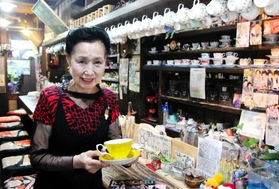 新開地劇場の近くで喫茶店を経営する三浦香津代さん。ファンや役者たちのオアシスとなっている＝神戸市中央区