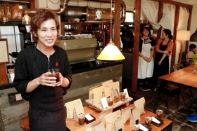 豊かな香りが広がり、くつろげる空間を演出した岡本靖広さん＝西宮市櫨塚町