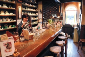 木のぬくもりが感じられ、コーヒーをゆっくりと味わえるカウンター＝神戸市中央区楠町３