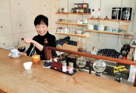 山本さんの元気な声と明るい笑顔があふれる店内＝西宮市段上町２