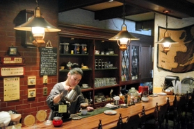 「いろいろな人に会えるのが喫茶店の面白さですね。良くも悪くも人間交差点のよう」と米本美由紀さんは話す＝神戸市中央区北長狭通３