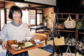 古民家を活用した趣のある店内を演出する赤木万紀子さん＝神戸市西区伊川谷町井吹