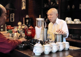 ４０年以上にわたり喫茶店を営む古川睦さん＝神戸市中央区加納町２
