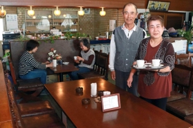 夫婦で喫茶店を営む高橋和彦さん（左）と妻の利枝子さん＝加古川市尾上町池田