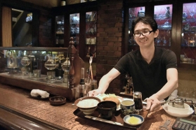人気の日替わり定食を出す古川裕靖さん＝芦屋市打出町