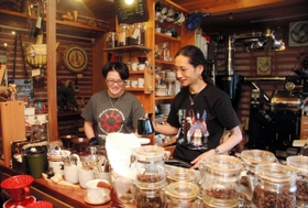 「豆を作った人の思いも込めて１杯を入れたい」と話す内田博丈さんと妻の智美さん＝神戸市兵庫区梅元町