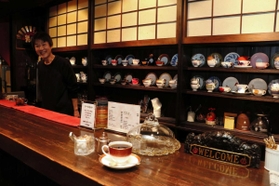 落ち着いた雰囲気の店内＝明石市本町１