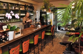 観葉植物が飾られ、落ち着いた雰囲気の店内＝神戸市灘区水道筋４