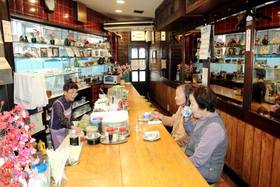 三角形の店内に横一列のカウンター。「お客さん全員の顔が見えるでしょ」と小林さん＝明石市本町１