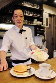 「名物のホットケーキと並んでサンドウィッチも人気」と店長の仁木八朗さん＝神戸市中央区元町通２