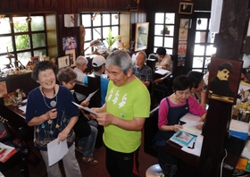 月２回の「うたごえ喫茶」。店主の武市靖雄さん（中央）が一緒に口ずさむことも＝神戸市兵庫区下三条町