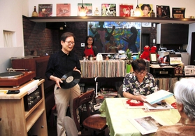 店名の由来は「『じじい（爺）がゴー』ですよ」と笑う宮崎啓さん（左）＝神戸市須磨区戎町１