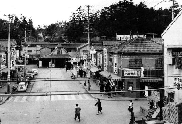 昭和４０年ごろの鈴蘭台駅前＝北区役所提供
