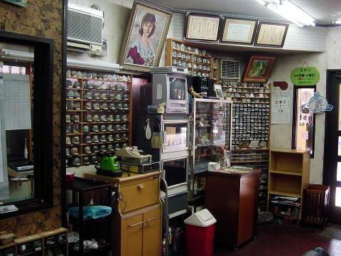 かつて壁一面に鉱物が展示されていた理容なかもとの旧店内＝北区鈴蘭台北町１