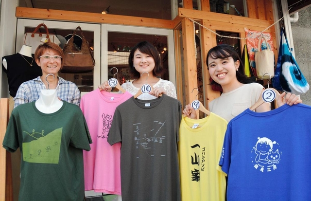 郷土愛が詰まったＴシャツを手にする（右から）歳内愛満さん、宮崎愛韻さん、高木かおりさん＝神戸市北区鈴蘭台東町５