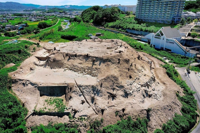 松原城跡西側の発掘調査現場＝北区道場町日下部（神戸市教委提供）