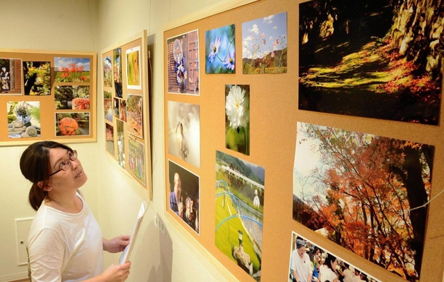 無動寺や六條八幡宮など、山田町の風景をテーマにした写真が並ぶ会場＝神戸市中央区東川崎町１