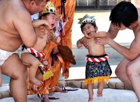 土俵上で元気いっぱい泣く子ども＝有間神社