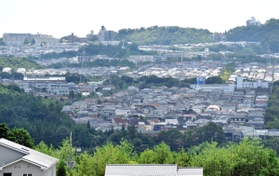 山あいに広がる住宅街＝北区柏尾台から