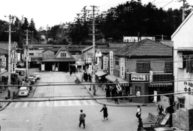 昭和４０年ごろの鈴蘭台駅前＝北区役所提供