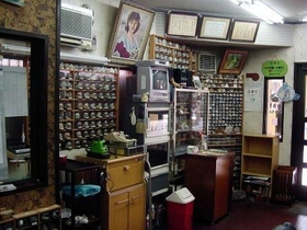 かつて壁一面に鉱物が展示されていた理容なかもとの旧店内＝北区鈴蘭台北町１