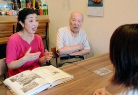 昔の鈴蘭台について語る「珈琲屋あうん」の池田ゆう子さん（左）と父の吉田勝さん＝北区鈴蘭台東町１