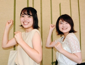 鈴蘭台のまちを歩いた歳内愛満さん（左）と宮崎愛韻さん