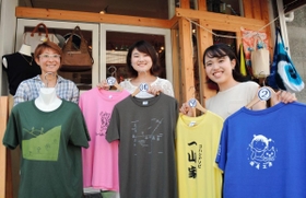 郷土愛が詰まったＴシャツを手にする（右から）歳内愛満さん、宮崎愛韻さん、高木かおりさん＝神戸市北区鈴蘭台東町５