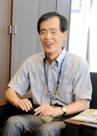 「きたっ子むすめ」の質問に笑顔で答える北区長の谷真行さん