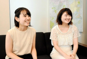 気になる高校跡地の利用について尋ねる歳内愛満さん（左）と宮崎愛韻さん