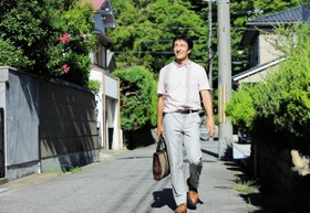 記憶をたどりながら、実家近くの路地を歩く朝原宣治さん＝神戸市北区鈴蘭台東町６（撮影・鈴木雅之）