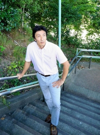 通学路途中の公園の階段を散策する朝原さん＝神戸市北区鈴蘭台東町７（撮影・鈴木雅之）