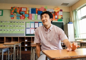 母校・小部中を訪れ、当時を振り返る朝原宣治さん＝神戸市北区山田町小部（撮影・鈴木雅之）