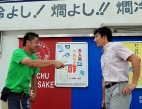 鈴蘭台駅前で、中学時代の同級生・吉田寛さんと遭遇し、近況を話し込む朝原宣治さん（右）＝神戸市北区鈴蘭台北町１