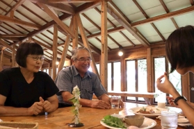 ナチュラルチーズへのこだわりを語る弓削忠生さん（右）、和子さん夫妻＝弓削牧場