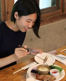チーズ料理を味わう喜田美咲記者＝弓削牧場