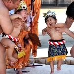 土俵上で元気いっぱい泣く子ども＝有間神社