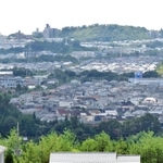 山あいに広がる住宅街＝北区柏尾台から