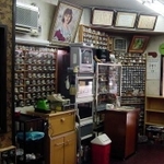 かつて壁一面に鉱物が展示されていた理容なかもとの旧店内＝北区鈴蘭台北町１
