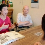 昔の鈴蘭台について語る「珈琲屋あうん」の池田ゆう子さん（左）と父の吉田勝さん＝北区鈴蘭台東町１