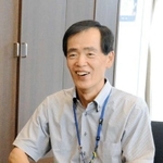 「きたっ子むすめ」の質問に笑顔で答える北区長の谷真行さん